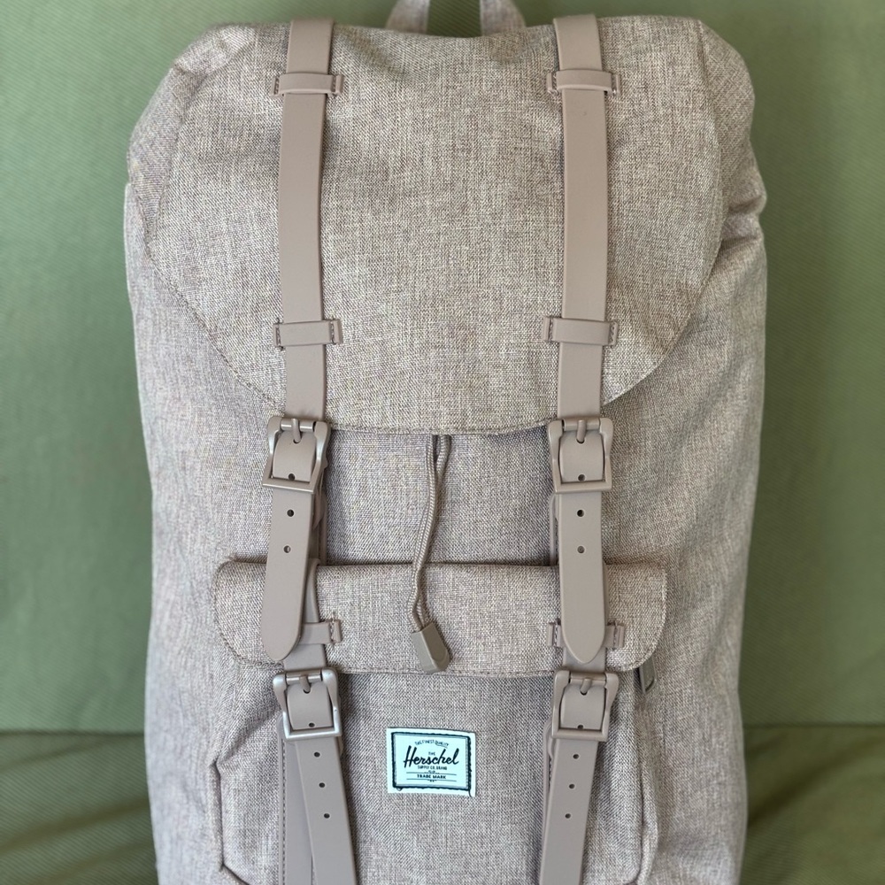 ✨Herschel Supply Co. Little America Backpack 17L
